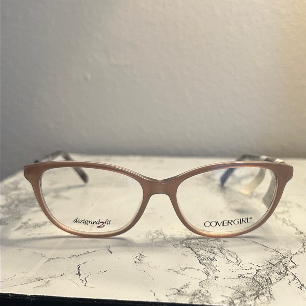 Women’s Covergirl Designtofit2 featuring a soft-cat eye in blush-nude tone.